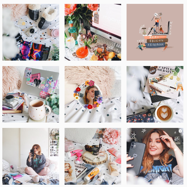 How to take blog photos. Take a look at some inspiration for Instagram flatlays. Make sure you can learn everything about taking blog photos.
